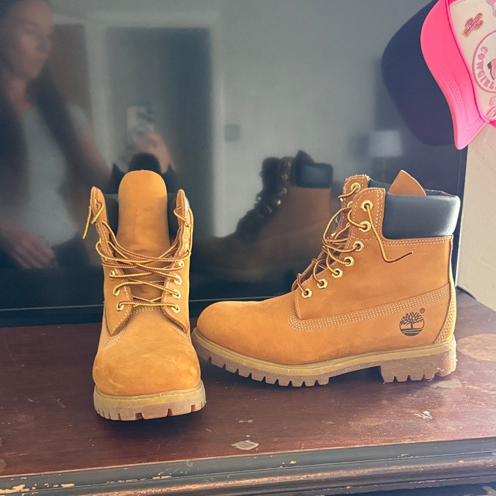 Like New Timberland Wheat Leather Boots